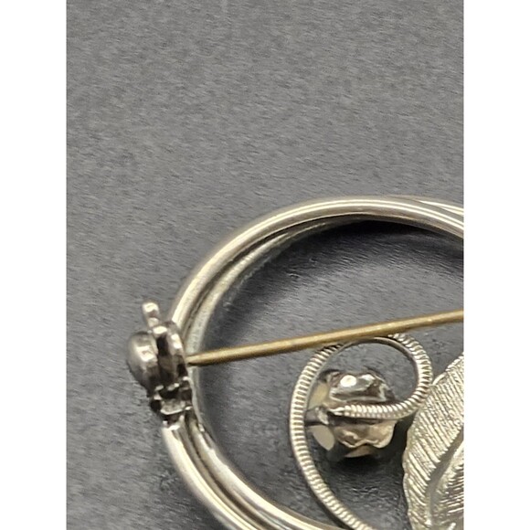 Round Silver Tone Brooch With Silver Leaf and Pearl - Picture 6 of 8